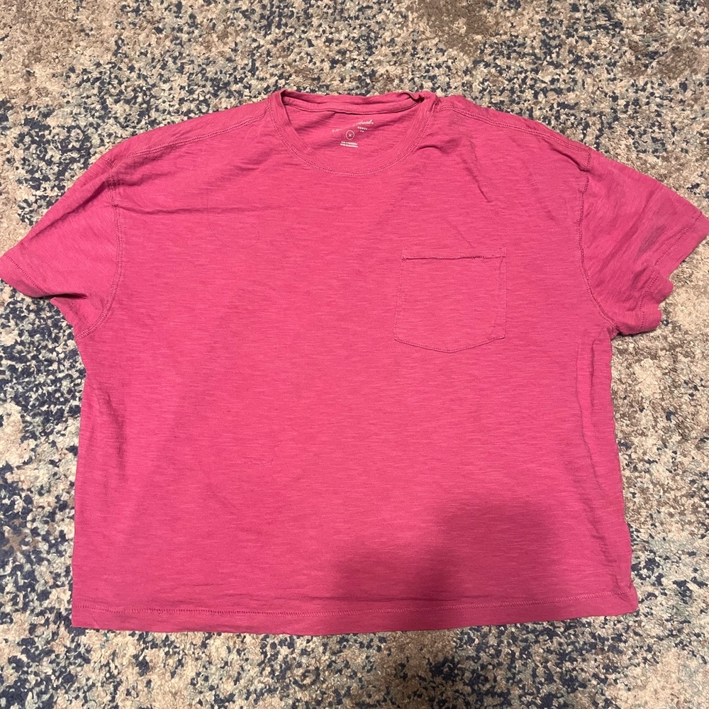 Universal Thread Tee Women’s Size Medium Pink Short Sleeve With Pocket